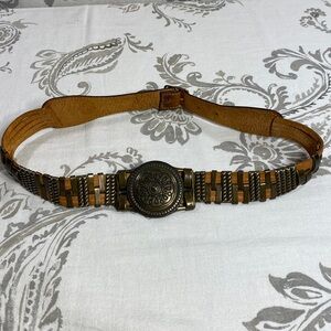 Leather and brass colored belt‎